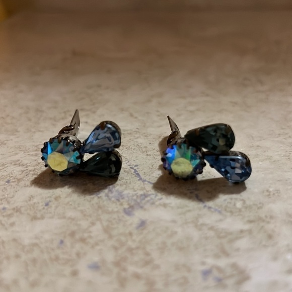 Vintage Aurora Borealis Rhinestone Clip On Earrings - Picture 4 of 6
